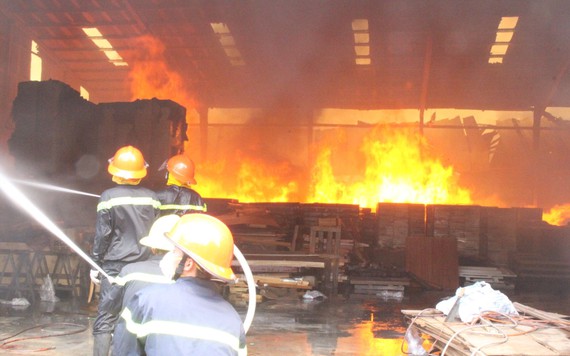 Công nhân ôm đồ tháo chạy khi lửa bao trùm xưởng gỗ tại Bình Dương