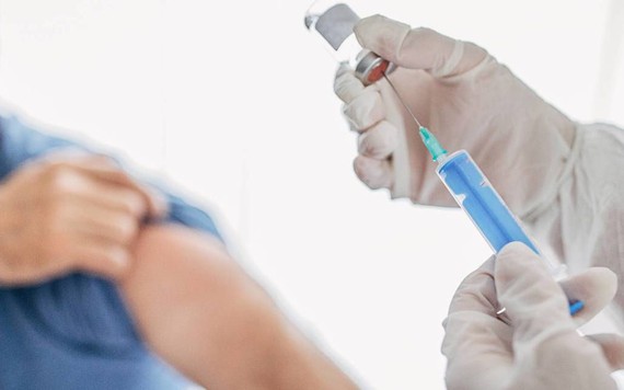 Tình nguyện viên Mỹ liệt cơ một bên mặt sau khi tiêm vaccine COVID-19