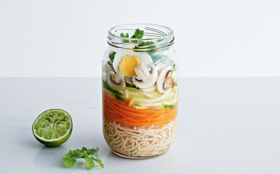 Độc đáo cách làm mỳ ramen trong lọ