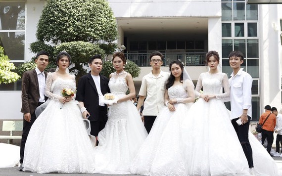 Sự thật về nhóm 'cô dâu' trên sân trường đại học ở TP.HCM
