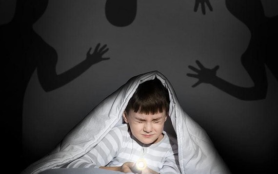 5 cách giúp con bạn không còn nỗi sợ bóng tối