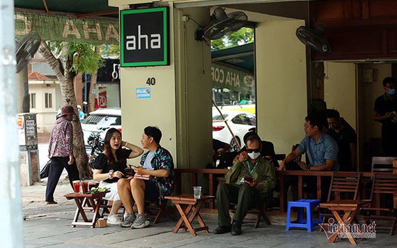 Hà Nội: Quán cà phê được mở cửa trở lại, trà đá vỉa hè vẫn đóng