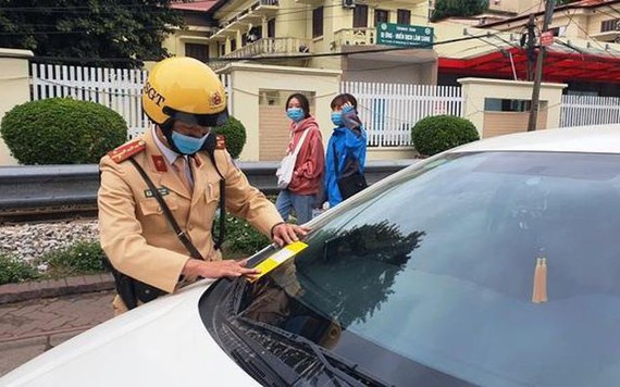 Xử lý thế nào khi xe bị dán giấy phạt nguội?