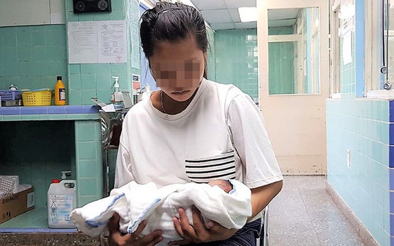 Nữ sinh lớp 7 tự sinh con trong phòng tắm ở Bà Rịa - Vũng Tàu