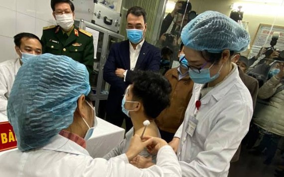 Việt Nam tiêm mũi 2 vaccine Nanocovax vào ngày mai 14/1