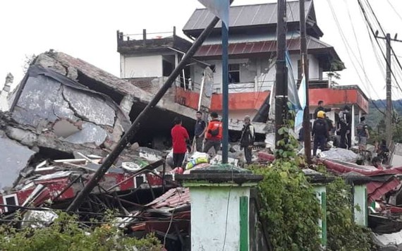 Động đất mạnh ở Indonesia khiến hàng trăm người thương vong, nhiều tòa nhà bị hư hại