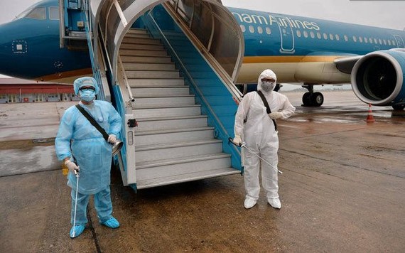 Khẩn: Hà Nội tìm người đi chung 2 chuyến bay với nhân viên công chứng nhiễm COVID-19