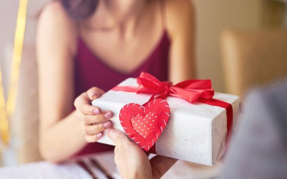 Valentine 2021, nên tặng quà gì?