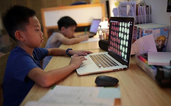 'Nên dừng dạy học trực tuyến đối với học sinh lớp 1, 2'