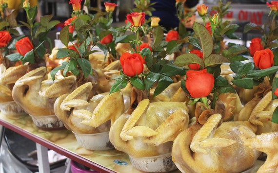 Gà ngậm hoa hồng đắt khách tại 'chợ nhà giàu' Hà Nội ngày Rằm tháng Giêng