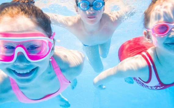10 bệnh trẻ dễ mắc khi đi bơi vào mùa hè