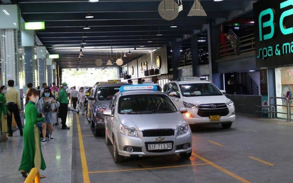 Tháng 4, sân bay Tân Sơn Nhất mở thêm làn đón tiễn khách cho taxi công nghệ