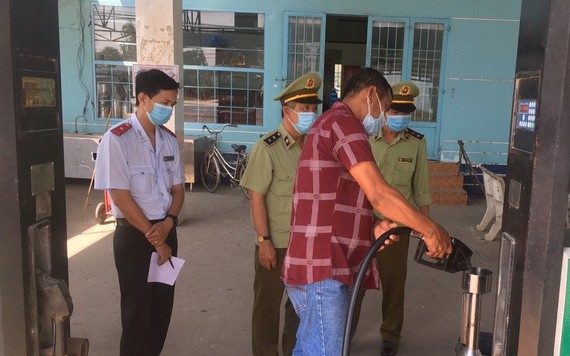 Phát hiện hơn 12.000 lít xăng không đúng tiêu chuẩn ở Tiền Giang