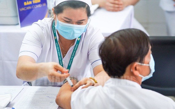 COVID-19 sáng 9/4: Việt Nam thêm 1 ca nhiễm nhập cảnh, hơn 55.000 người tiêm vaccine COVID-19