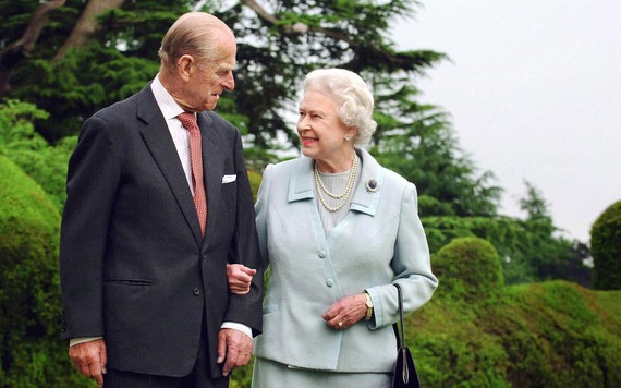 Mối tình sắt son hơn 70 năm của Hoàng thân Philip và Nữ hoàng Elizabeth