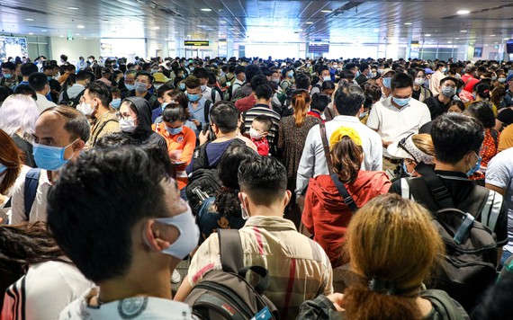 Hàng nghìn người xếp hàng chờ kiểm tra an ninh ở sân bay Tân Sơn Nhất