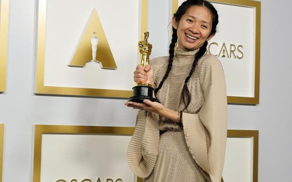 Nữ đạo diễn gốc Á gây 'chấn động' toàn cầu tại Lễ trao giải Oscars là ai?