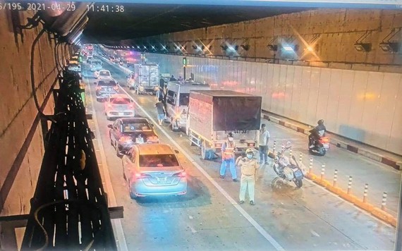 Tai nạn liên hoàn, 4 ô tô tông nhau trong hầm vượt sông Sài Gòn