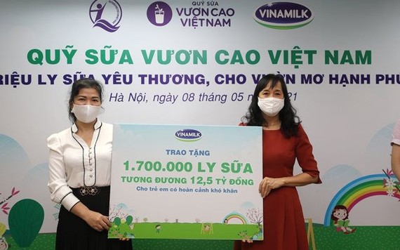 Vinamilk và quỹ sữa vươn cao Việt Nam 2021 trao tặng 1,7 triệu ly sữa hỗ trợ trẻ em khó khăn giữ dịch covid-19