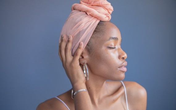 10 cách biến tấu với chiếc khăn quàng cổ đầy cá tính