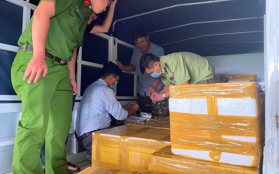 Kiên Giang phát hiện  300kg tôm bơm tạp chất