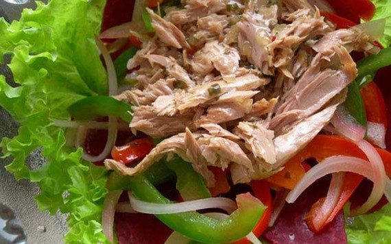 Món ngon mỗi ngày: Cách làm salad cá ngừ ngon miệng – đẹp da