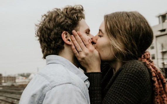 Điều gì xảy ra với cơ thể khi bạn hôn người mình thích?