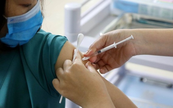 Bộ Y tế hỏa tốc yêu cầu TP.HCM và 9 tỉnh  đẩy nhanh tiêm vaccine COVID-19