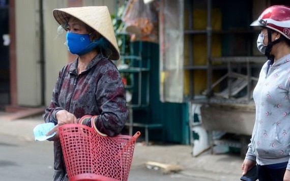 Người Sài Gòn xếp hàng nhận phiếu đi chợ mùa dịch như thời bao cấp