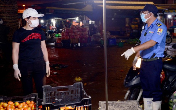 Tiểu thương 'kẹt' hàng chục tấn rau củ khi chợ Hóc Môn bất ngờ đóng cửa
