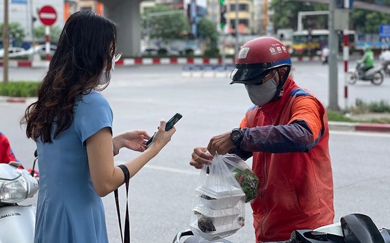 TP.HCM ra công văn khẩn liên quan đến việc người dân không thể mua thức ăn mang về