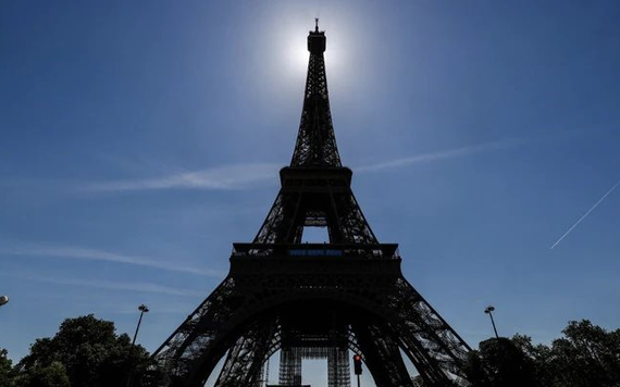 Tháp Eiffel đón du khách trở lại sau 9 tháng đóng cửa do dịch COVID-19