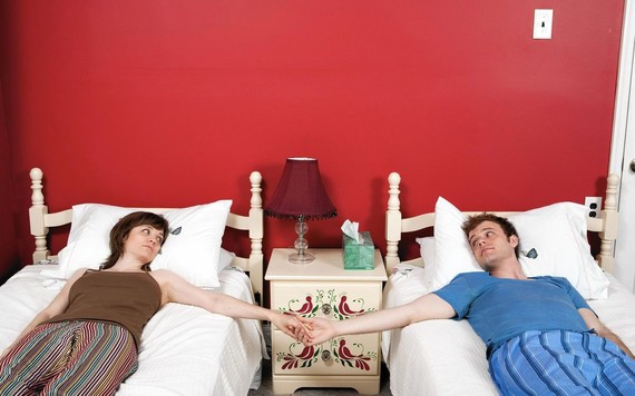 Tại sao các cặp vợ chồng hạnh phúc thường thích ngủ riêng?
