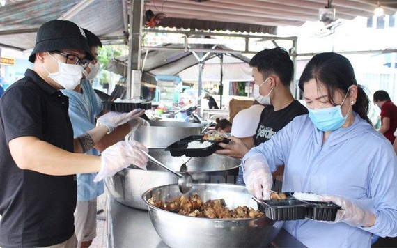 Những bếp ăn từ thiện luôn đỏ lửa giữa Sài Gòn