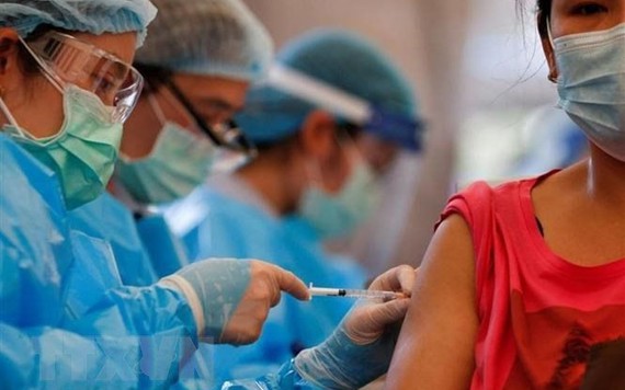 Lo ngại biến thể mới, Đông Nam Á đẩy mạnh tiêm 'trộn vaccine' và mũi thứ 3