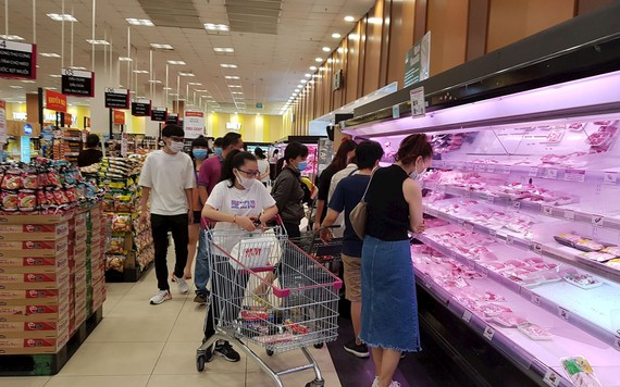 Sức mua tại các siêu thị giảm sau khi TP.HCM thực hiện việc phát phiếu mua hàng cho người dân