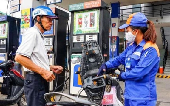 Giá xăng RON 95 giảm 102 đồng/lít