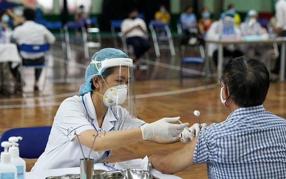 TP.HCM dự kiến tiêm vaccine cho người dân sau 18h