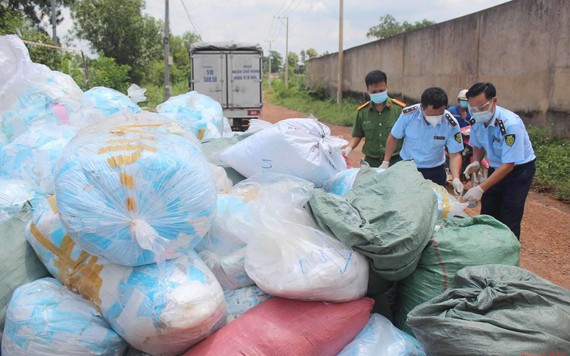 Phát hiện một cơ sở ở Đồng Nai tái chế hơn 1 tấn khẩu trang y tế