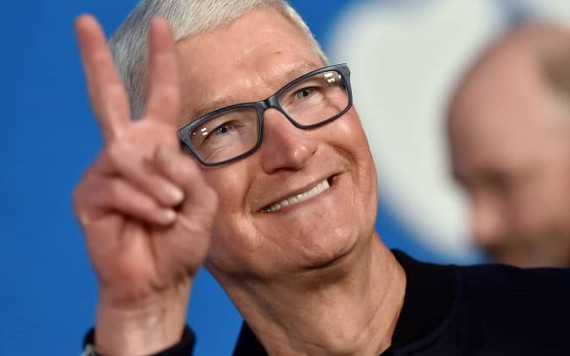 CEO Apple Tim Cook nhận thưởng cổ phiếu gần 750 triệu USD