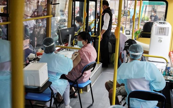 Thái Lan sử dụng xe buýt phục vụ tiêm vaccine cho nhóm người dễ bị tổn thương