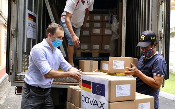 Việt Nam tiếp nhận hơn 850.000 liều vaccine AstraZeneca do Đức trao tặng