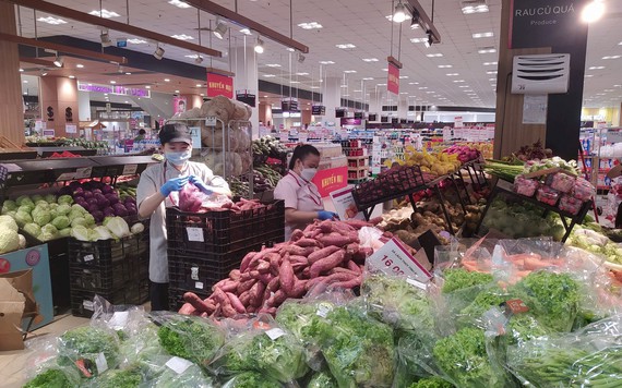 Nhiều chợ ở TPHCM vừa mở lại, thực phẩm giảm giá mạnh