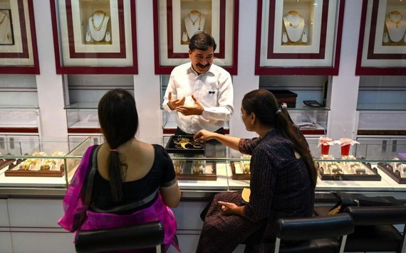 Nhiều gia đình ở Ấn Độ tuyệt vọng bán vàng để tồn tại