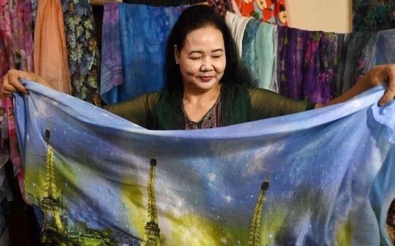 Nữ nghệ sĩ Việt thành công với những sáng tạo từ tranh vải