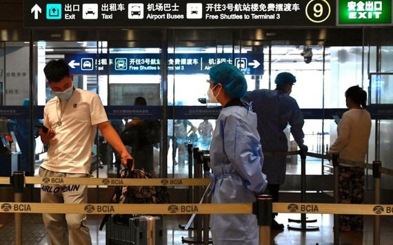 Trung Quốc hủy hàng trăm chuyến bay, đóng cửa trường học do đợt dịch COVID-19 mới