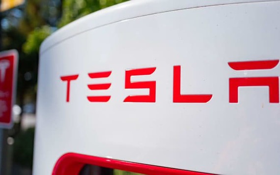 Nhà đầu tư lãi bao nhiêu nếu đầu tư 1.000 USD vào Tesla cách đây 1,5 và 10 năm?