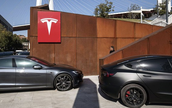 Vốn hóa của Tesla ‘bốc hơi’ 140 tỷ USD trong một ngày sau khi Musk thăm dò việc bán cổ phiếu