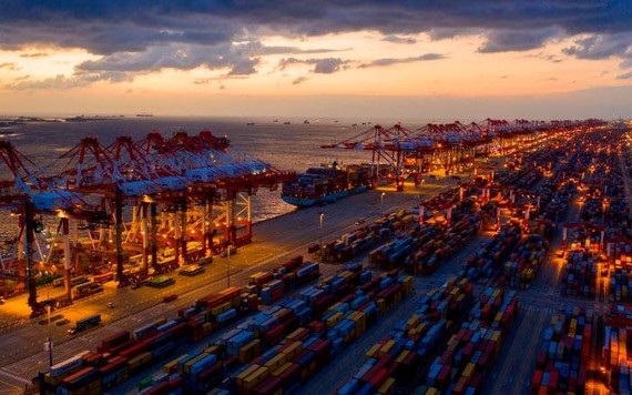 Trung Quốc làm rối chuỗi cung ứng, tự cô lập mình khi cắt tín hiệu hàng hải gần 90% tàu chở hàng?