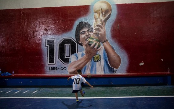 Người hâm mộ tưởng niệm một năm ngày mất của huyền thoại Diego Maradona